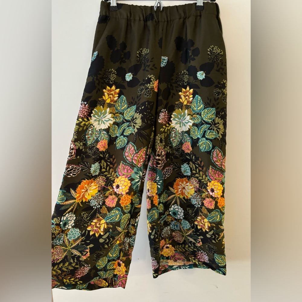 Floral print cropped wide leg pants from the Loft - your new favorite!